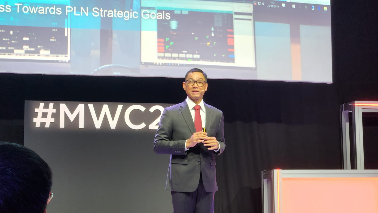 Direktur Utama PT PLN (Persero), Darmawan Prasodjo menjadi pembicara pada ajang Mobile World Congress (MWC) 2023 di Barcelona guna mengajak kekuatan internasional berkolaborasi dalam transisi energi. (Dok, PLN)