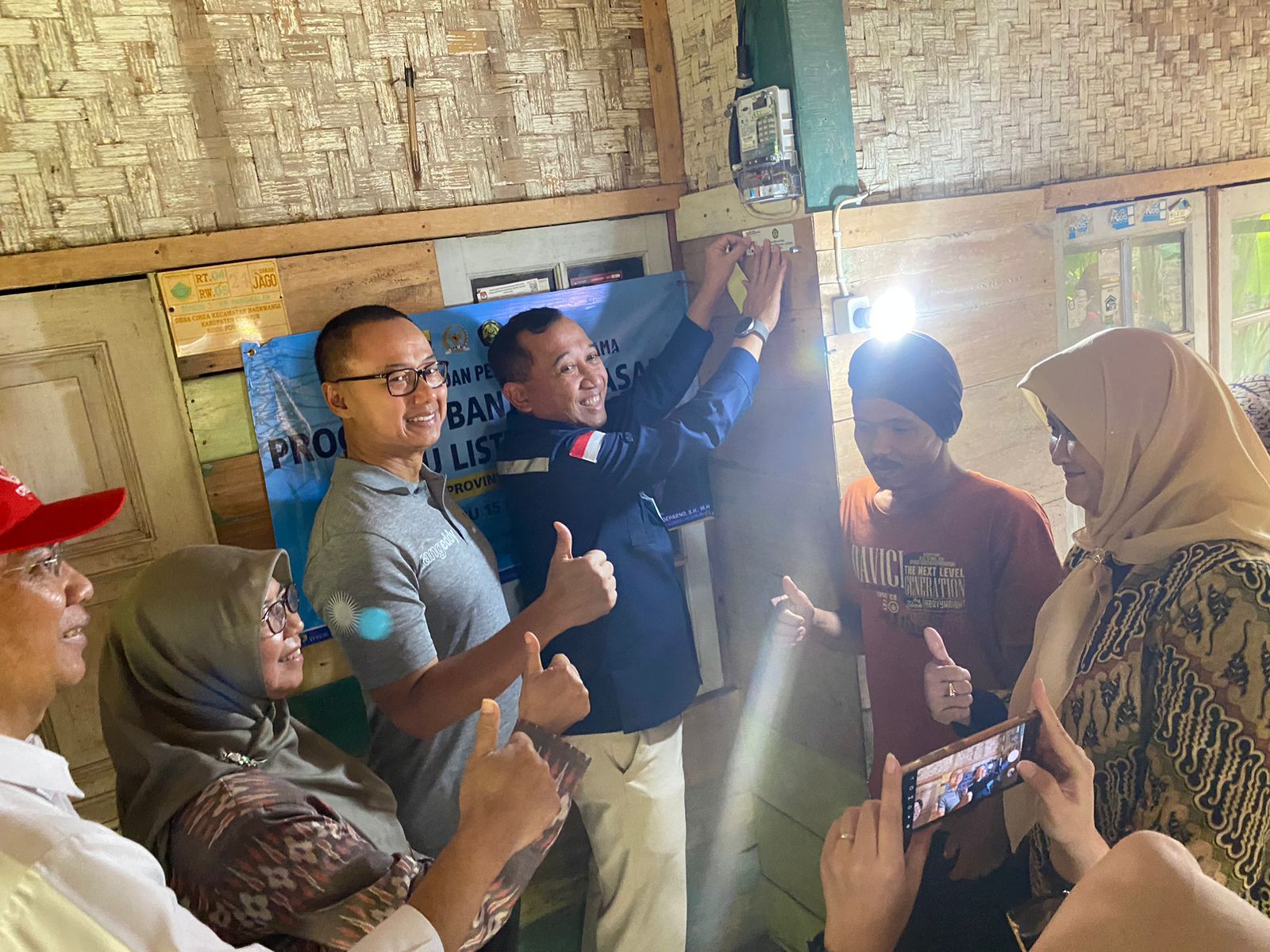 PT PLN (Persero) memberikan Bantuan Pasang Baru Listrik (BPBL) kepada sebanyak 2.110 warga kurang mampu di Kabupaten Cianjur. (Foto: PLN)