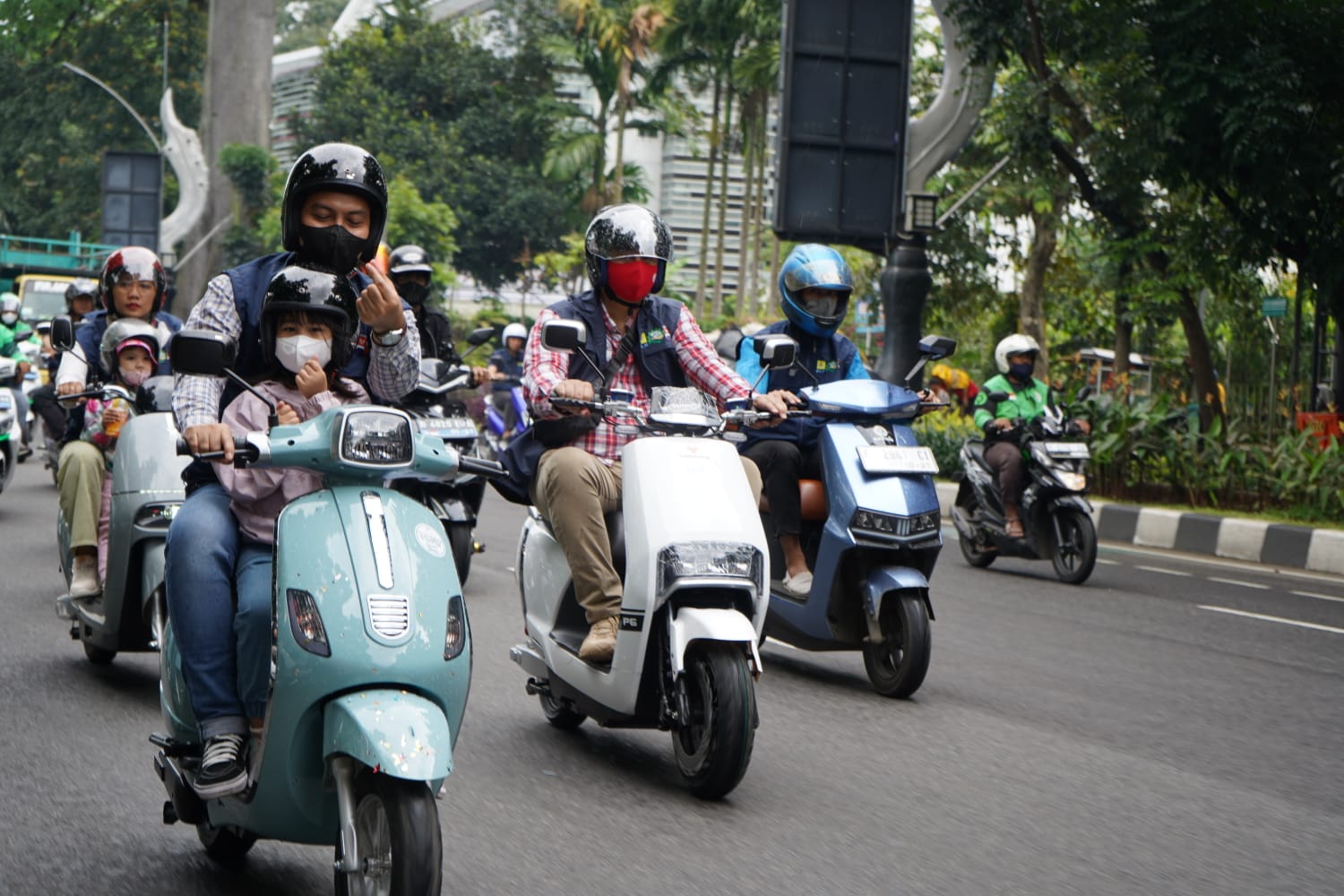 Pengguna motor listrik di tanah air semakin populer seiring meningkatnya minat masyarakat terhadap kendaraan listrik. (Foto: PLN)
