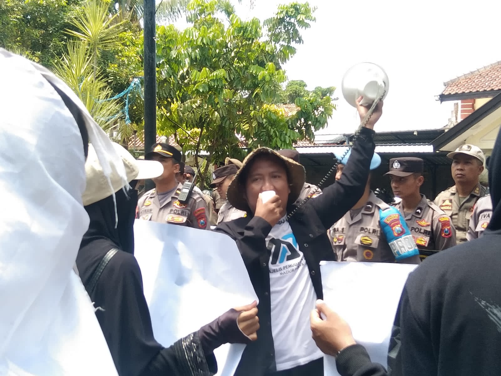 Aksi unjuk rasa di kantor Dinas Koperasi dan Perdagangan (Kadiskoperindag) Kabupaten Sumenep, Jawa Timur, Rabu (15/3/2023). (Foto: Serikat News)