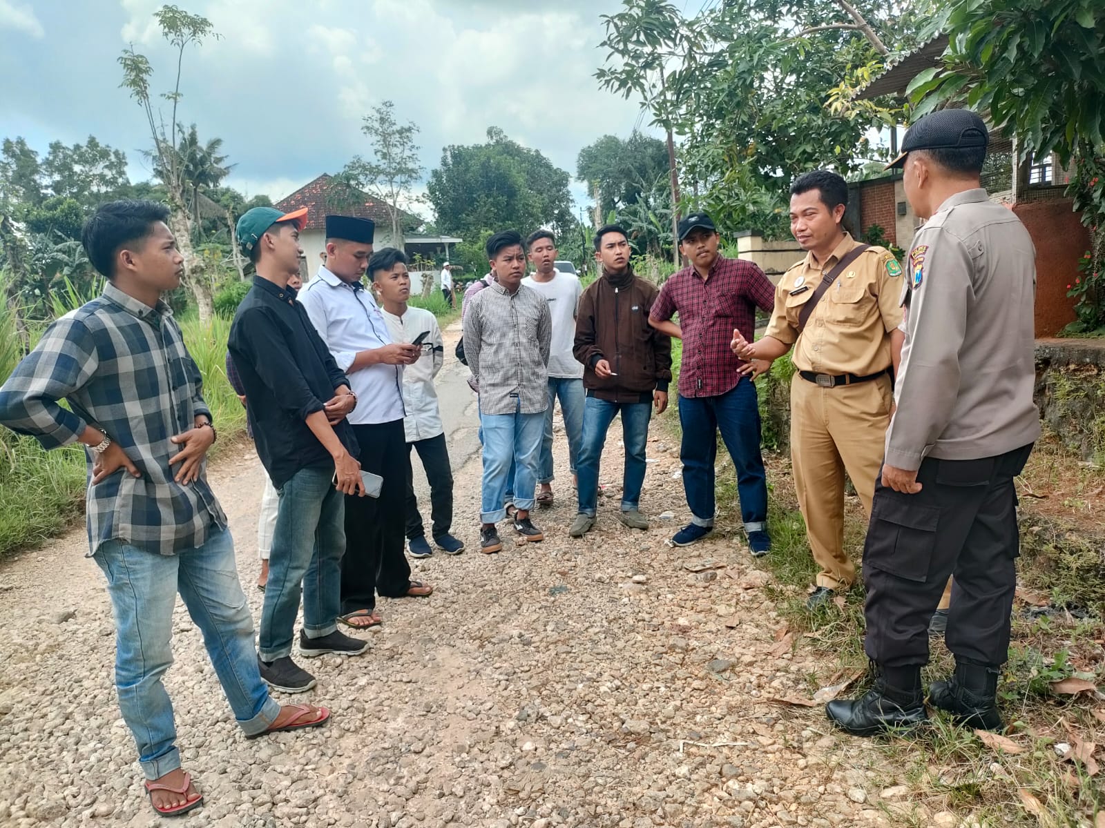 Dinas Pekerjaan Umum dan Penataan Ruang (PUTR) Kabupaten Sumenep turun langsung ke lapangan, meninjau kondisi jalan rusak parah Desa Ketawang Larangan, Kecamatan Ganding, pada Senin (20/03/2023). (Foto: Faizi/Serikat News)