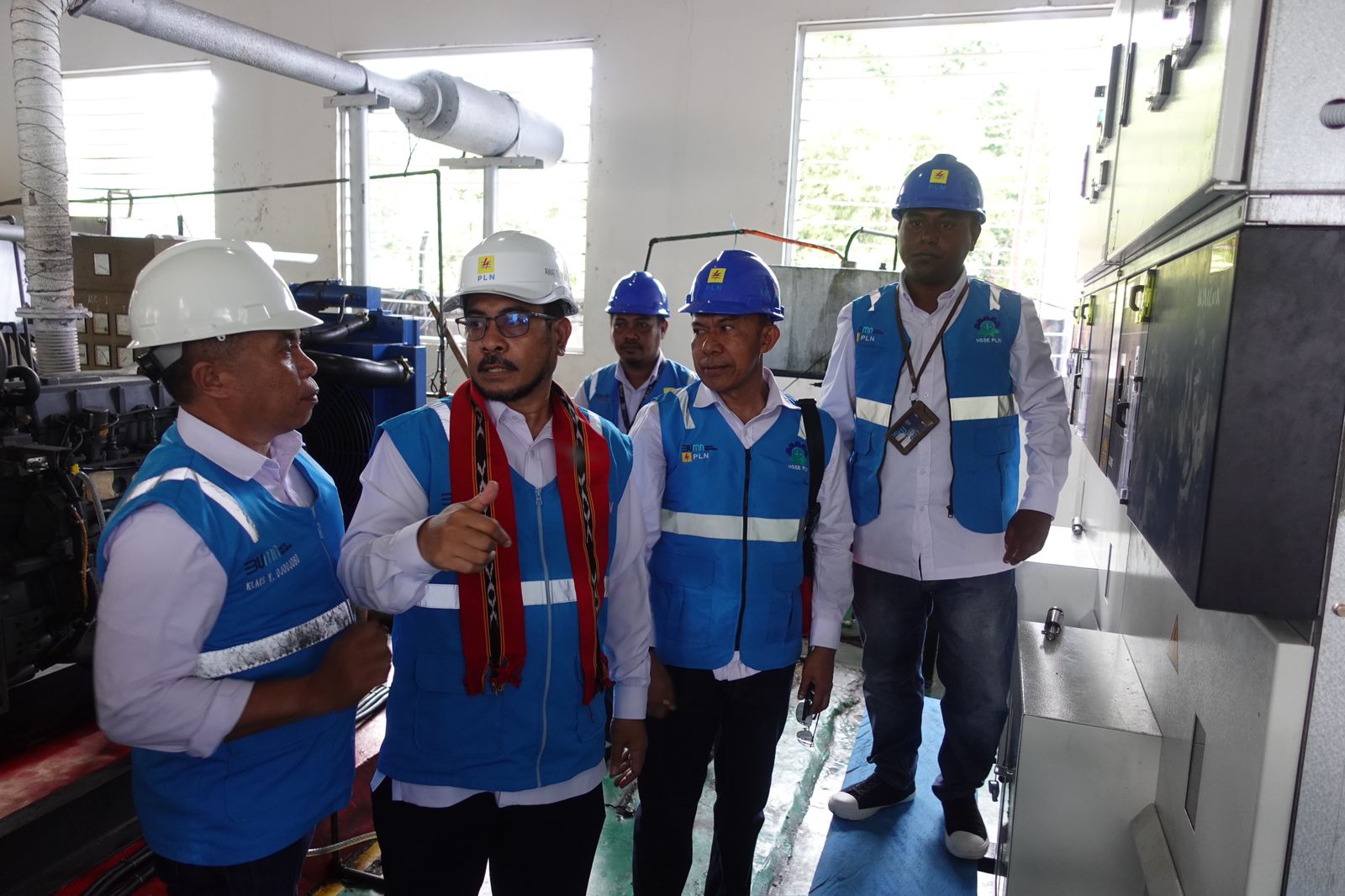 PT PLN (Persero) resmi menghadirkan listrik 24 jam di Pulau Ambalau, Kabupaten Buru Selatan, Pulau Manipa dan Negeri Luhu di Kabupaten Seram Bagian Barat, Provinsi Maluku. (Foto: Istimewa) 