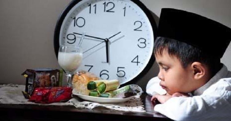 Ilustrasi anak sedang berpuasa dan menunggu buka puasa. (Foto: Commons.wikimedia)