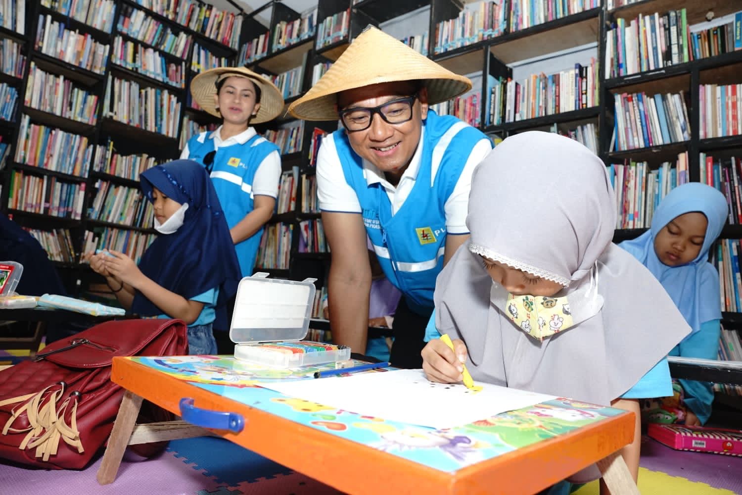 Direktur Utama PT PLN (Persero) Darmawan Prasodjo berhasil mendapatkan penghargaan sebagai Indonesia Best 50 CE0 “Employees Choice” dalam kategori Electricity yang diselenggarakan oleh The Iconomics. (Foto: PLN)