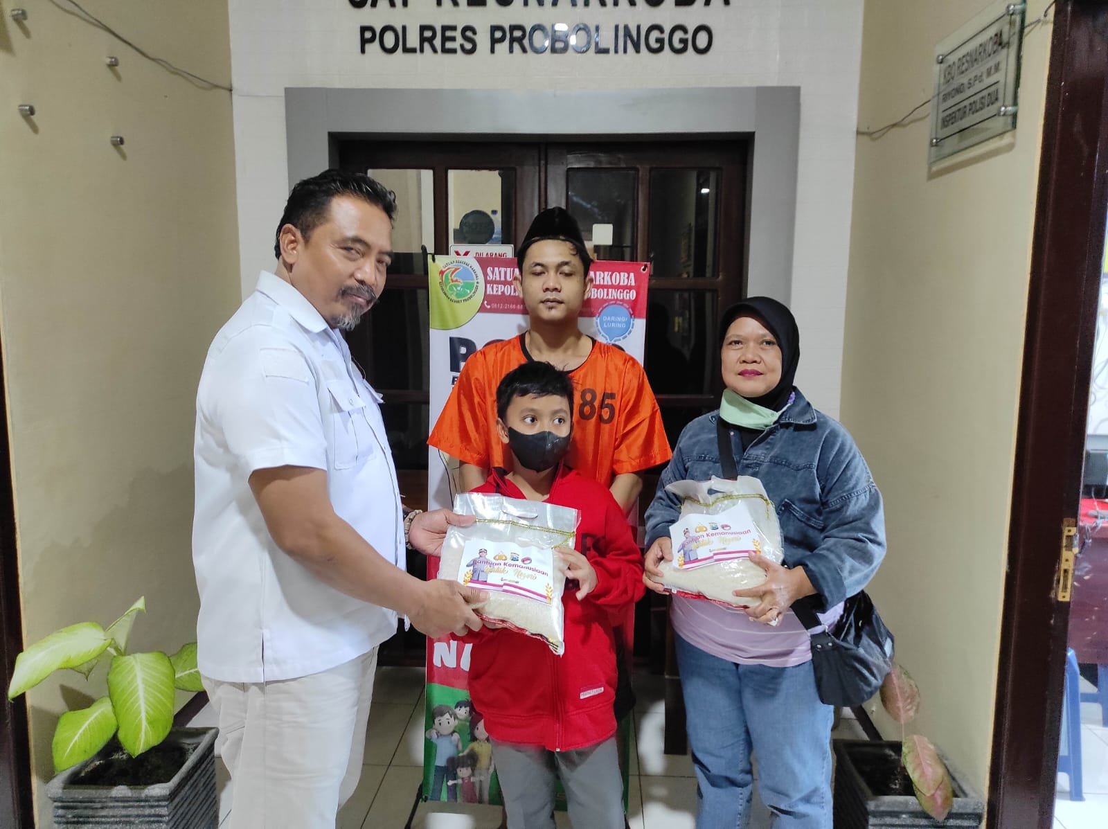 Sekitar 10 tersangka yang ditahan di Rutan Kraksaan mendapat santunan berupa sembako. (Foto: Istimewa)