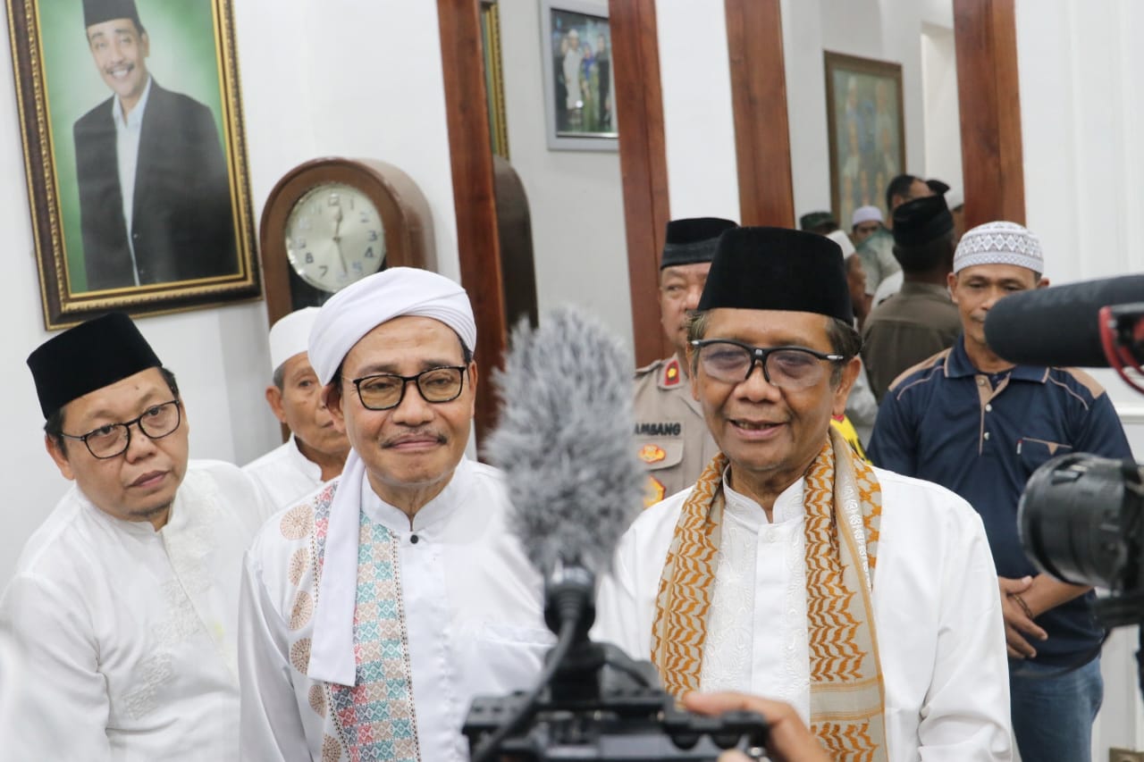 Kiai Mutawakkil 'Alallah saat menerima kunjungan Menko Polhukam Mahfud MD, di kediamannya Pondok Pesantren Zainul Hasan Genggong, Probolinggo, Sabtu (22/4/2023). (Foto: Istimewa) 