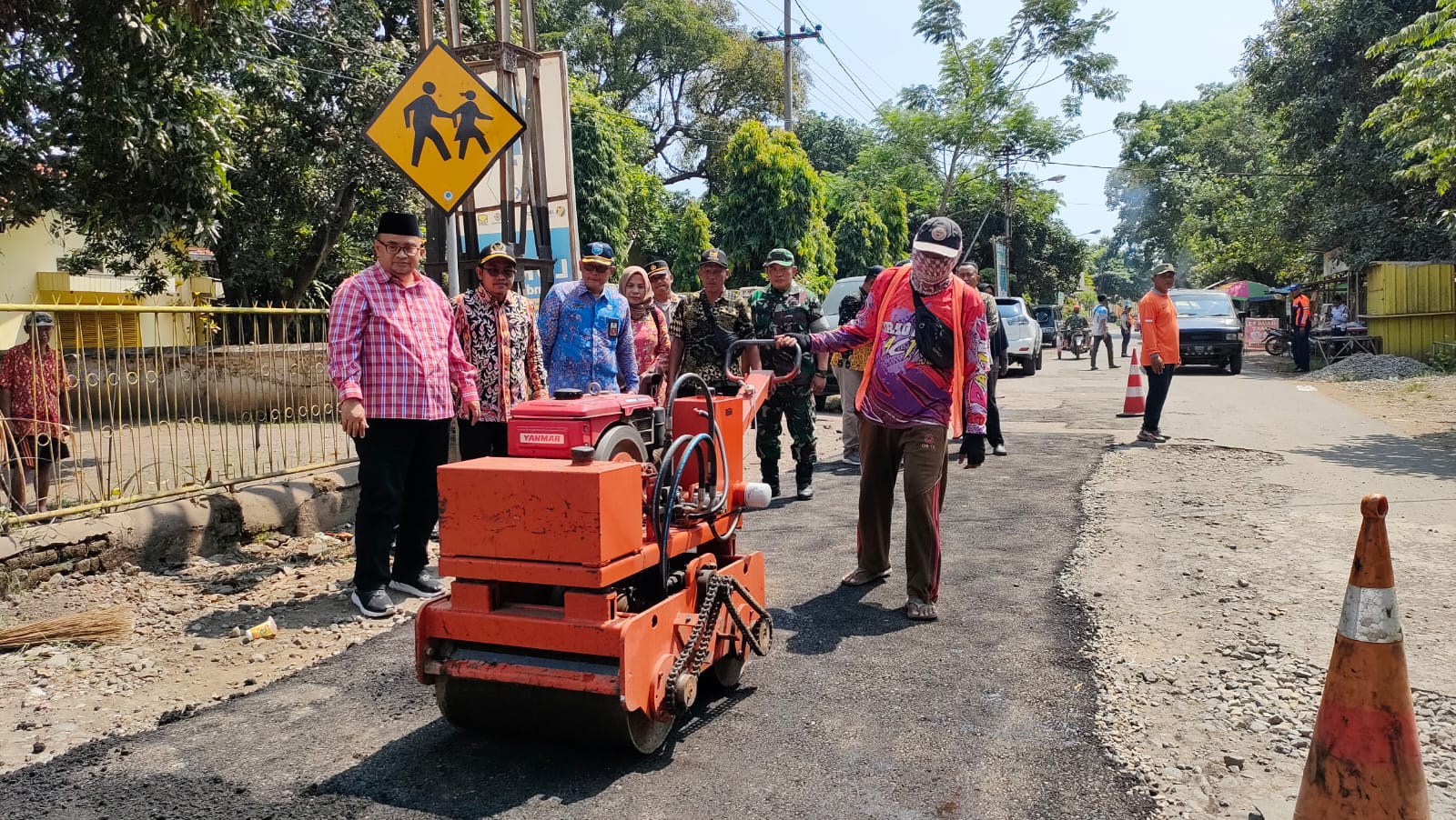 Wabup Probolinggo A. Timbul Prihanjoko meninjau perbaikan kerusakan ruas jalan Sebaung-Klenang Lor di Desa Sebaung Kecamatan Gending, Kamis (4/5/2023). (Foto: Mafa/Serikat News) 
