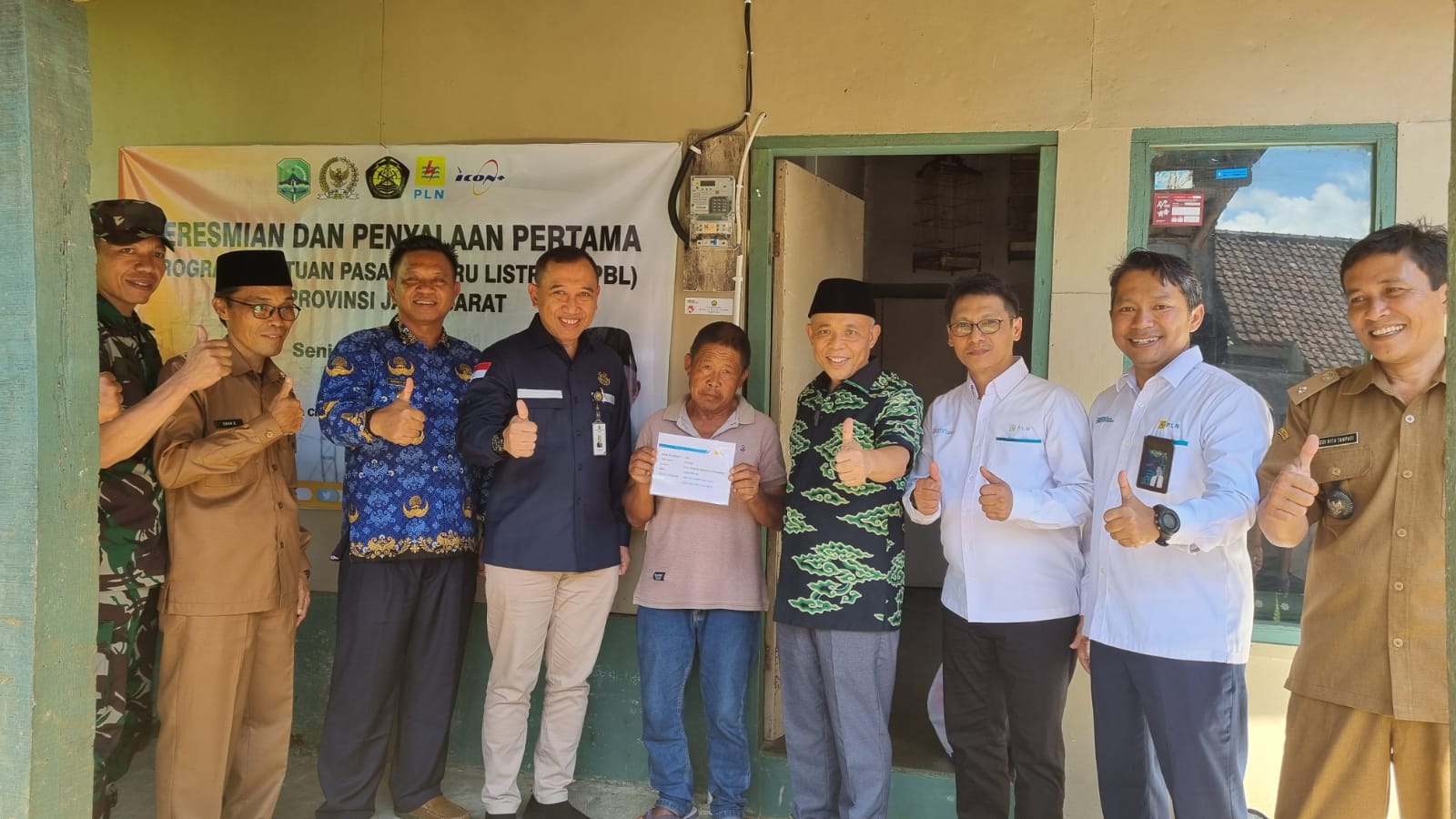Penerima BPBL, Jaja (kelima dari Kanan) foto bersama Anggota Komisi VII DPR RI, Nurhasan Zaidi (keempat dari Kanan), Direktur Teknik dan Lingkungan Ketenagalistrikan Kementerian ESDM, M. P. Dwi Nugroho (keempat dari kiri) setelah melakukan penyalaan listrik perdana. (Foto: Istimewa) 