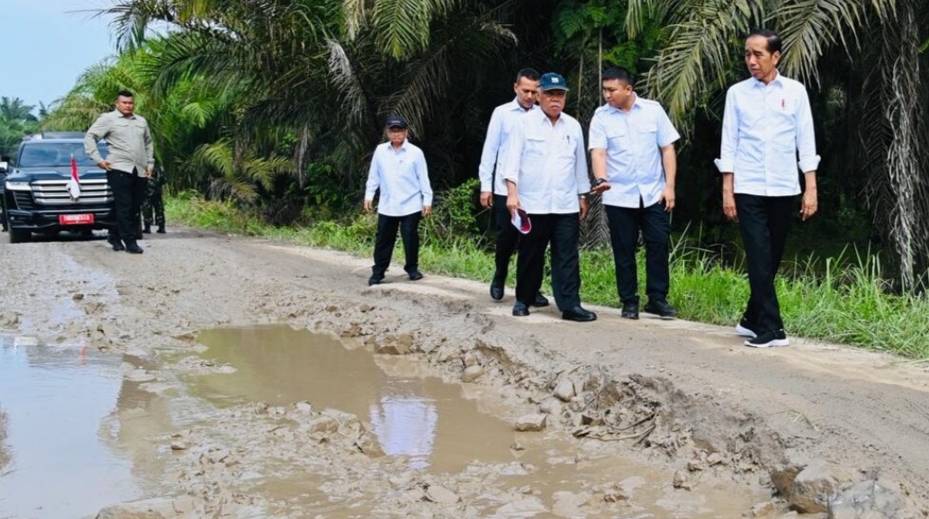 Presiden Jokowi saat meninjau kondisi infrastruktur ruas jalan Gunting Saga di Kabupaten Labuhanbatu Utara, Rabu, 17 Mei 2023. (Foto: BPMI Setpres) 