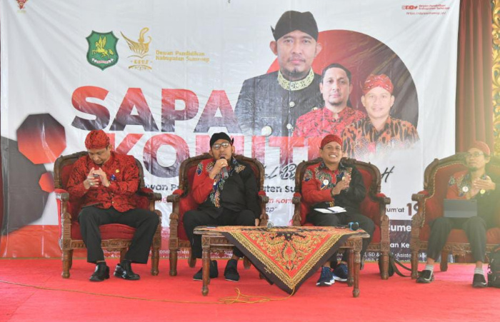 Bupati dan Dewan Pendidikan Kabupaten Sumenep (DPKS) saat menggelar silaturahmi dan diskusi bersama komite sekolah di Pendopo Keraton, Jumat (19/5/2023). (Foto: Istimewa) 