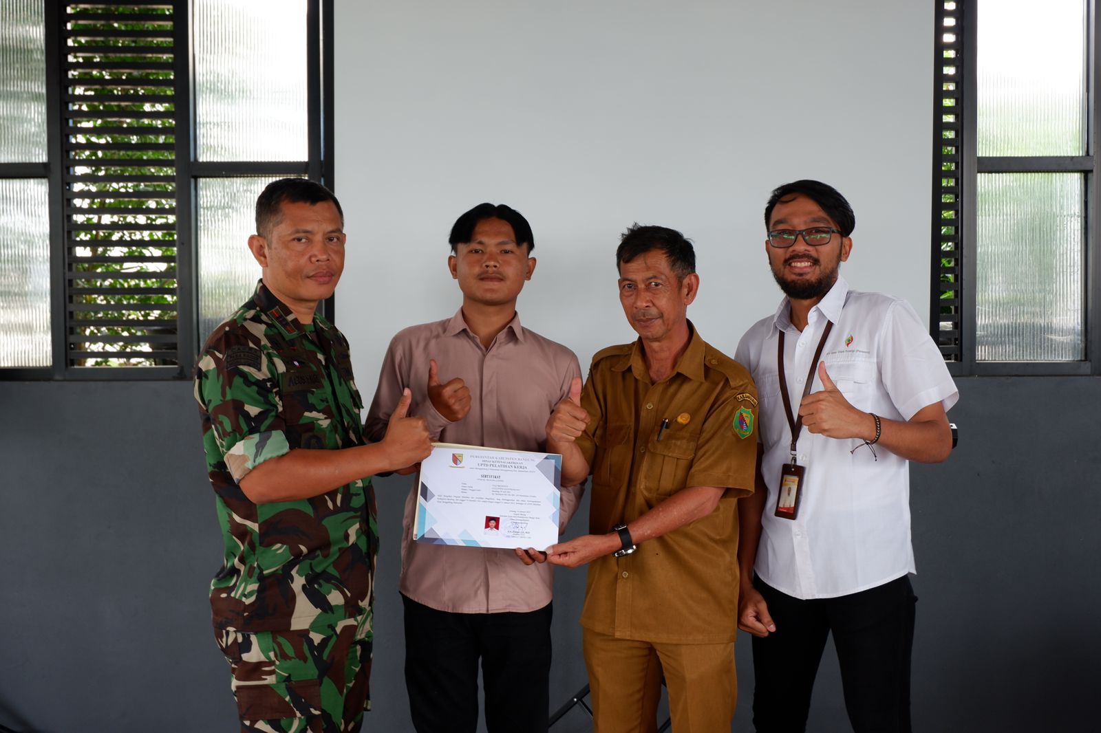 PT Geo Dipa Energi (Persero) atau yang biasa disebut GeoDipa gelar seremoni penyerahan sertifikat profesi pengelasan (welder) kepada 20 peserta yang berasal dari 3 (tiga) desa. (Foto: Geodipa)