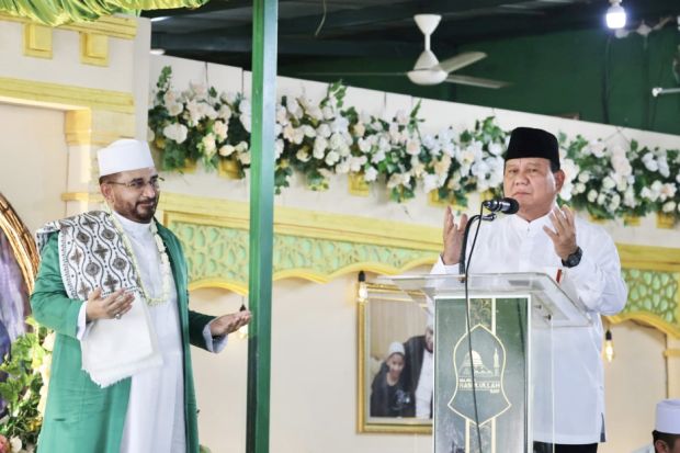 Prabowo Subianto saat memberi sambutan acara Haul Akbar ke-10 Sulthonul Qulub Al Habib Munzir Al Musawa di Masjid Almunawar, Minggu (28/5/2023). (Foto: Istimewa) 
