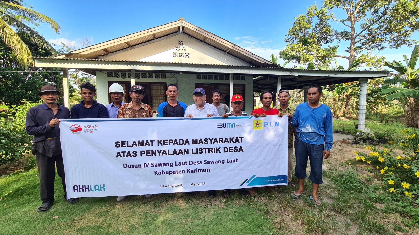 Foto bersama sesaat setelah penyalaan listrik warga Dusun Parit Syukur dan Dusun IV Sawang Pulau Kundur, Kepulauan Riau. (Foto: Istimewa) 