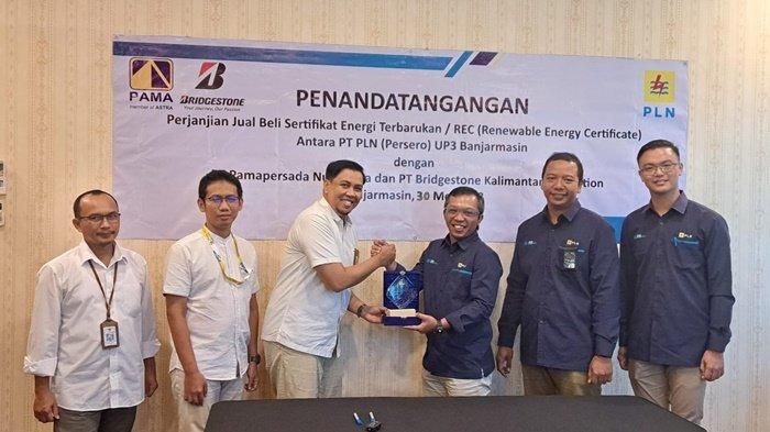 Deputy BBSO Head Pamapersada Nusantara, Arif Cahyadi (3 dari kiri) bersama Manager PLN UP3 Banjarmasin, Muhammad Arif Fikri (3 dari kanan) siap mendukung energi hijau dengan menandatangani perjanjian Pembelian Renewable Energy Certificate PLN. (Foto: Istimewa) 