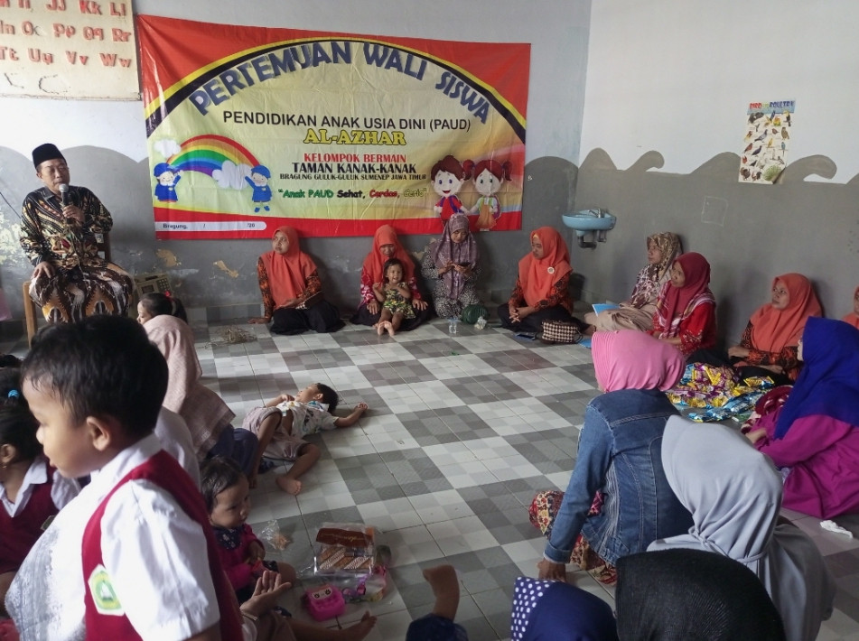 K. Syukri Shamad di depan puluhan wali murid serta siswa Al-Azhar, Senin (12/6/2023) pagi. (Foto: Serikat News)