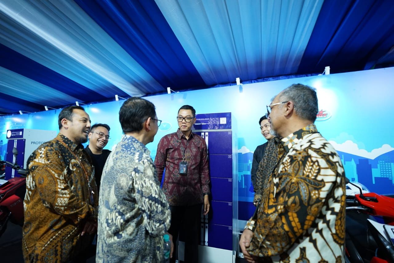 Direktur Utama PLN, melakukan peninjauan unit penukaran baterai motor listrik. (Foto: Istimewa) 