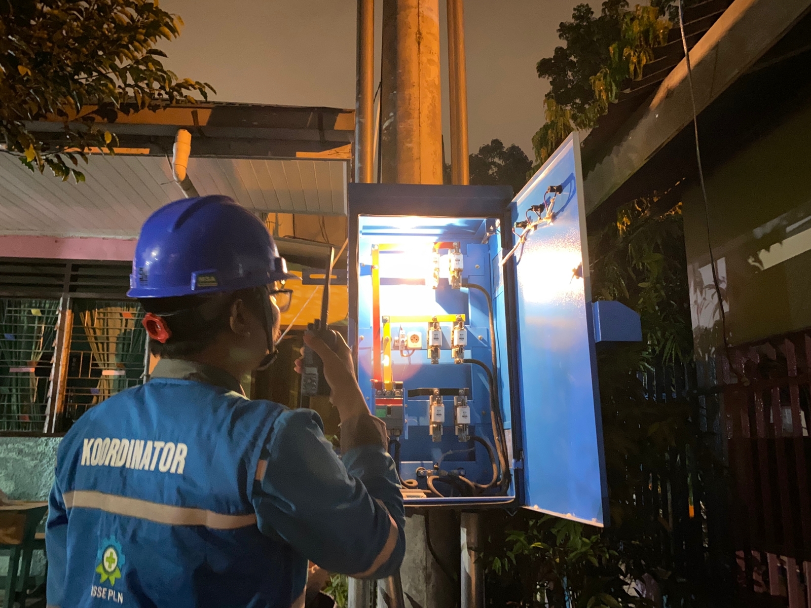 Petugas PLN melakukan pemeliharaan gardu distribusi. (Foto: Istimewa) 