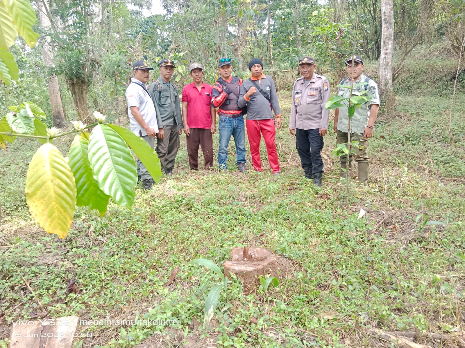 Babinsa Polsek Pakuniran, Polhut Triyono, LMDH Desa Ranon, Prapto, dan Mantri Hairus Soleh, mengecek lokasi dan memastikan kebenaran berita penebangan liar pohon. (Foto: Istimewa) 
