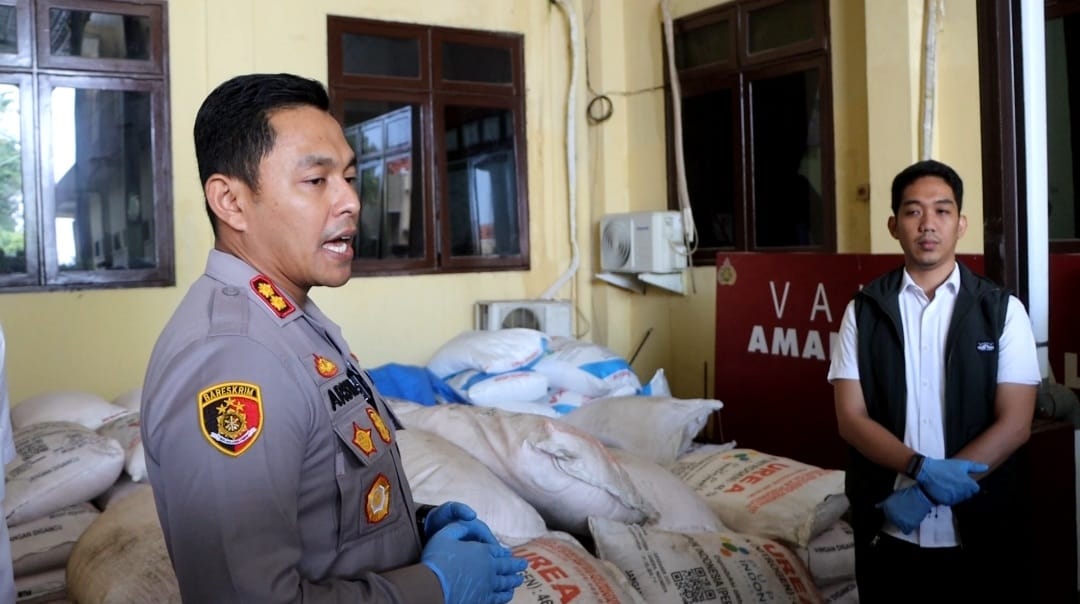 Satreskrim Polres Probolinggo berhasil ungkap kasus penimbunan pupuk bersubsidi. (Foto: Istimewa) 