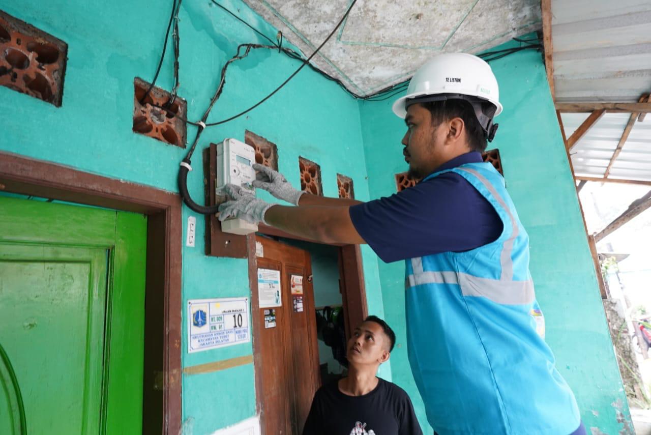Petugas PLN melakukan penggantian kWh meter ke smart meter di salah satu rumah pelanggan, Fahri (34) di Tebet, Jakarta Selatan. (Foto: PLN) 