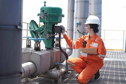 Pegawai wanita PLN yang bekerja di pembangkitan. (Foto: Istimewa) 