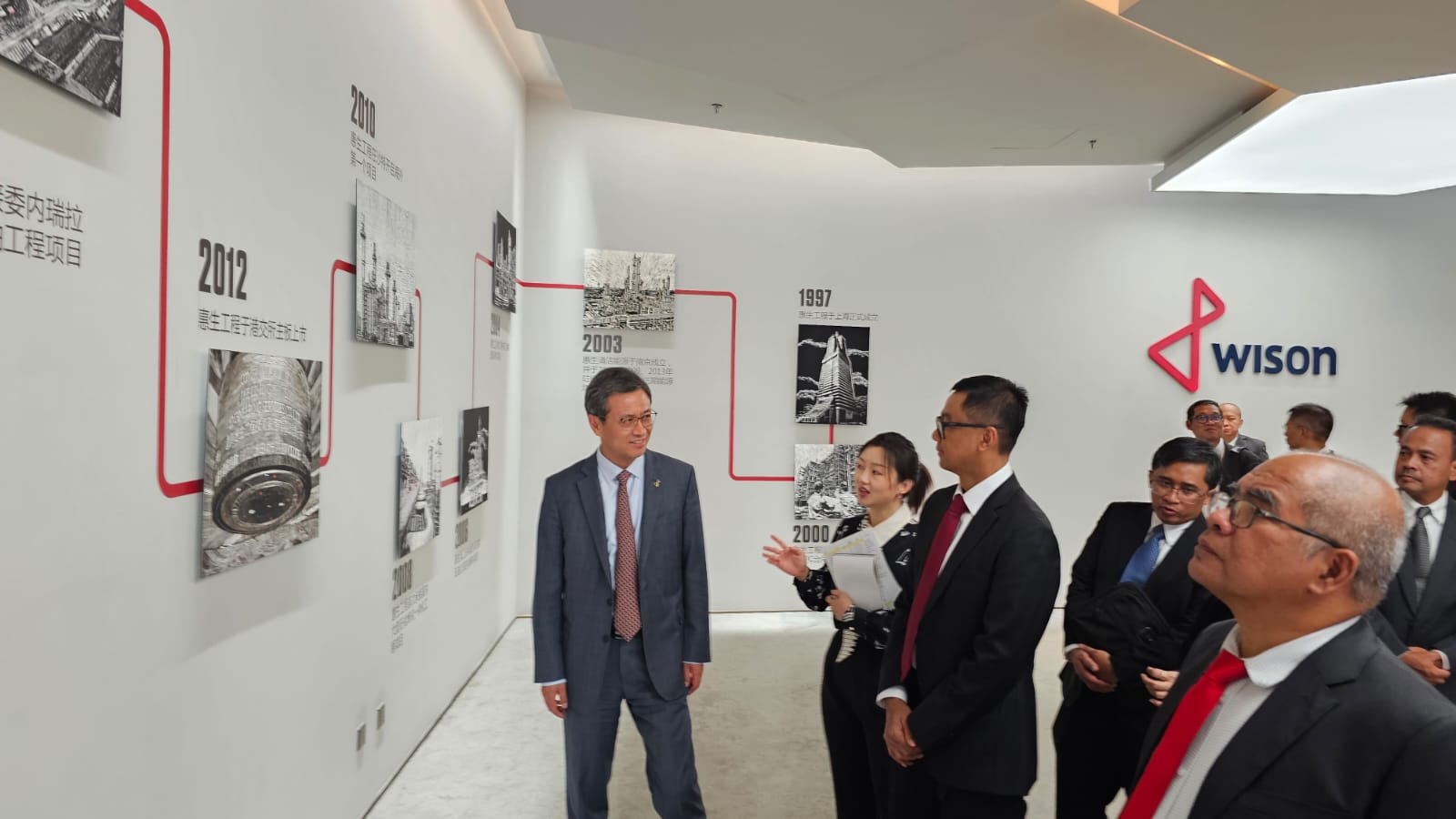 Direktur Utama PLN Darmawan Prasodjo, Komisaris Utama PLN Amien Sunaryadi beserta jajaran Direksi PLN saat mendengarkan penjelasan dari pihak Wison Offshore & Marine di China. (Dok. PLN)