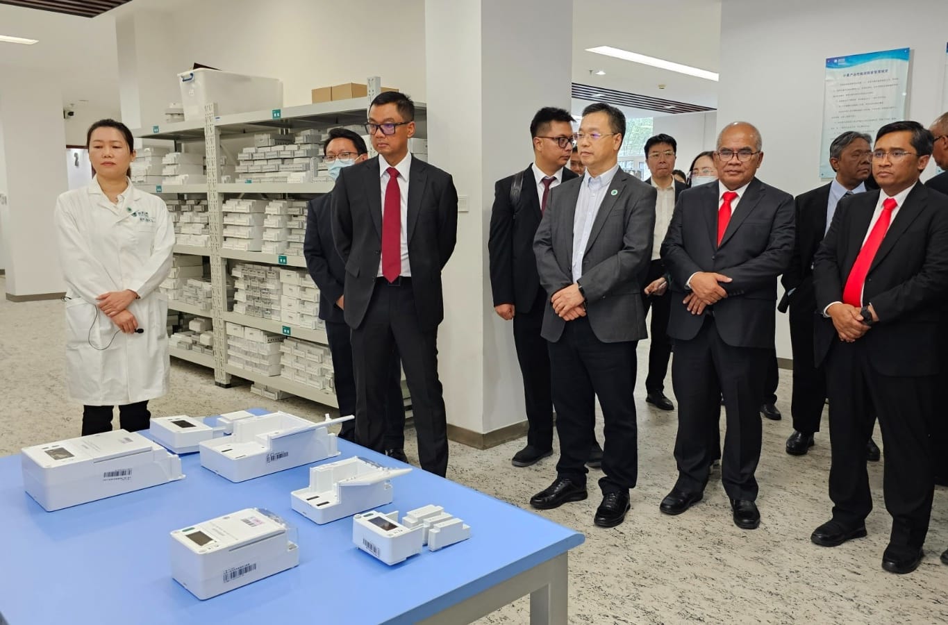 Direktur Utama PLN Darmawan Prasodjo, Komisaris Utama PLN Amien Sunaryadi bersama jajaran Direksi dan Komisaris meninjau salah satu produsen smart meter. (Dok, PLN)