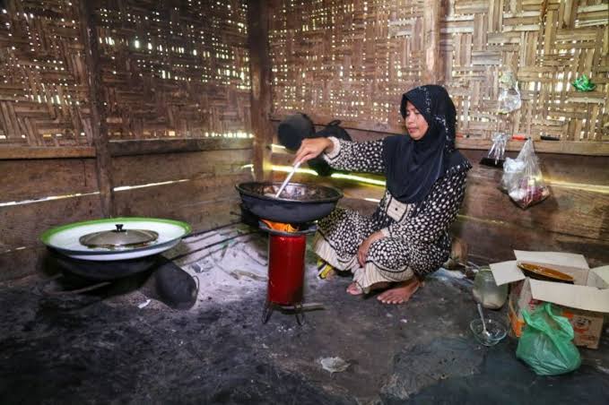 Warga Desa Seunobok Simpang mencoba memasak menggunakan kompor rakyat berbahan biomassa bantuan Kementerian Sosial di Aceh, Sabtu (1/7/2023). (Foto: Antara)