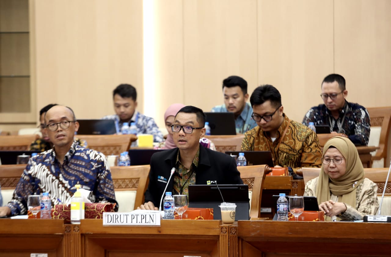 Direktur Utama PLN, Darmawan Prasodjo (tengah) didampingi Direktur Transmisi dan Perencanaan Sistem PLN, Evy Haryadi (kiri), serta Direktur Niaga dan Retail PLN, Edi Srimulyanti (kanan) saat menyampaikan paparan pada Rapat Dengar Pendapat dengan Komisi VII DPR RI, di Jakarta, Rabu (5/7). (Foto: Istimewa) 