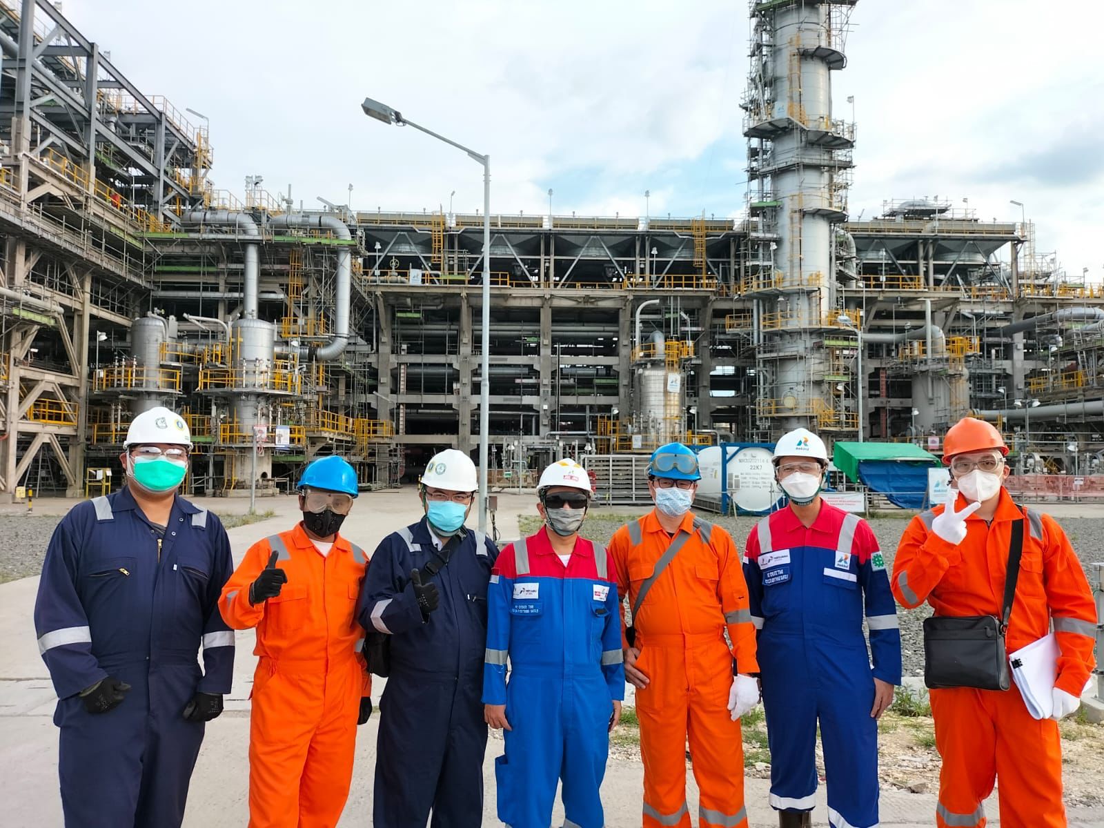 Tim PT EMI dan stakeholder pada Proyek Engineering, Procurement dan Commissioning Bleed Water Treatment Package di Gas Processing Facility Jambaran Tiung Biru. (Foto: Istimewa) 