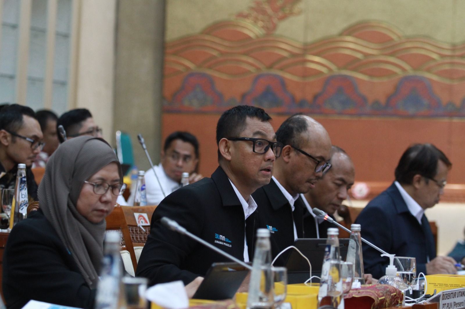 Direktur Utama PLN, Darmawan Prasodjo (kedua dari kiri) didampingi Direktur Retail dan Niaga, Edi Srimulyanti (kiri), Direktur Transmisi dan Perencanaan Sistem, Evy Haryadi (tengah), Direktur Utama PLN Indonesia Power, Edwin Nugraha Putra (kedua dari kanan), dan Direktur Utama PLN EPI, Iwan Agung Firstantara (kanan) menyampaikan komitmen PLN dalam menjalankan transisi energi untuk mewujudkan NZE 2060 pada rapat dengar pendapat dengan Panja Transisi Energi ke Listrik Komisi VI DPR RI Rabu, (12/7). (Foto: Istimewa) 