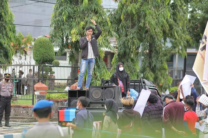 Aktivis Front Aksi Mahasiswa Sumenep (Fams) desak BPS Sumenep segera evaluasi kinerja Koseka Dasuk. (Foto: Serikat News) 
