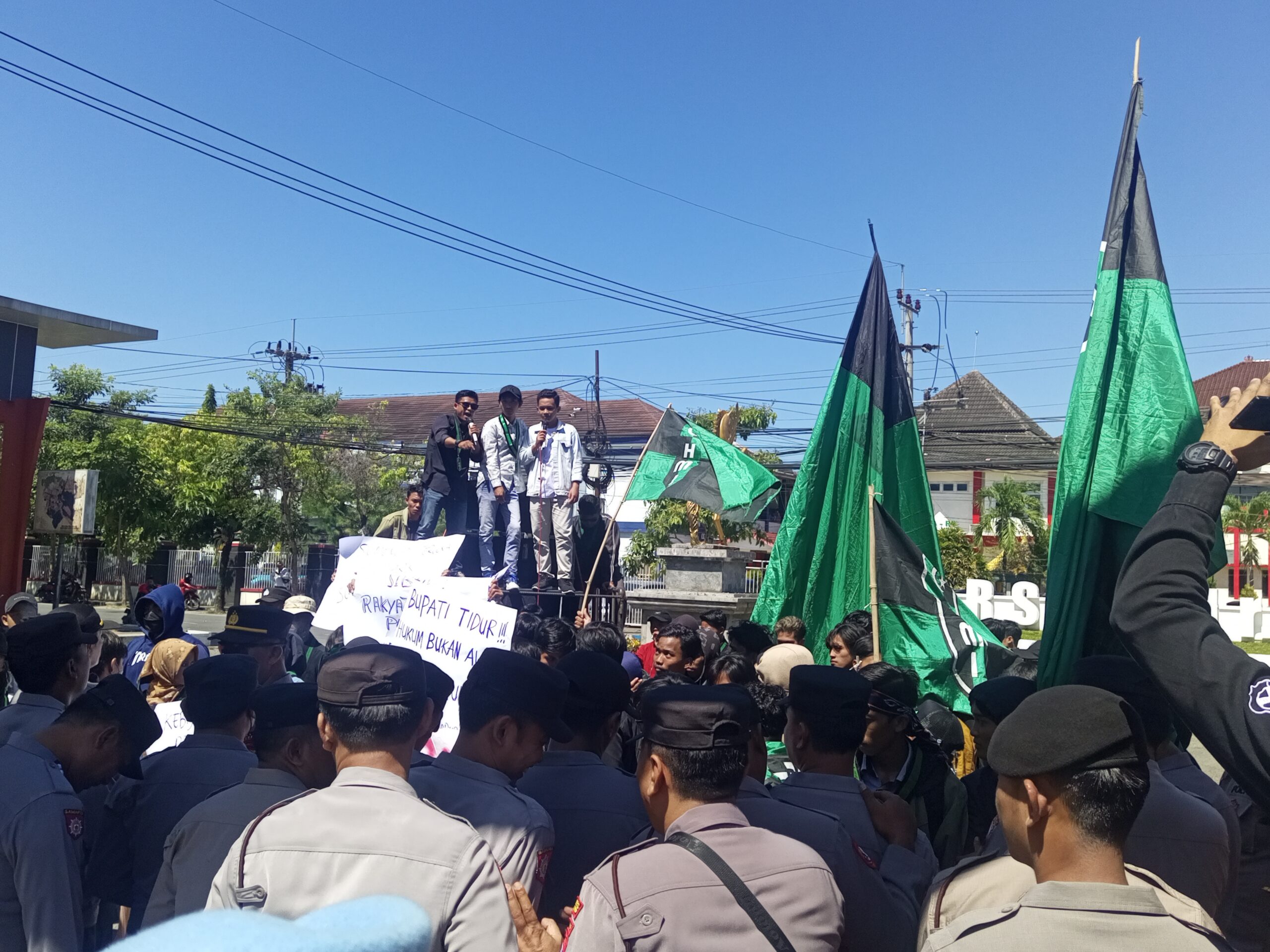 HMI Cabang Sumenep saat menggelar aksi unjuk rasa di depan gedung Pemerintah Kabupaten (Pemkab) Sumenep, Kamis (20/7/2023). (Foto: Serikat News) 