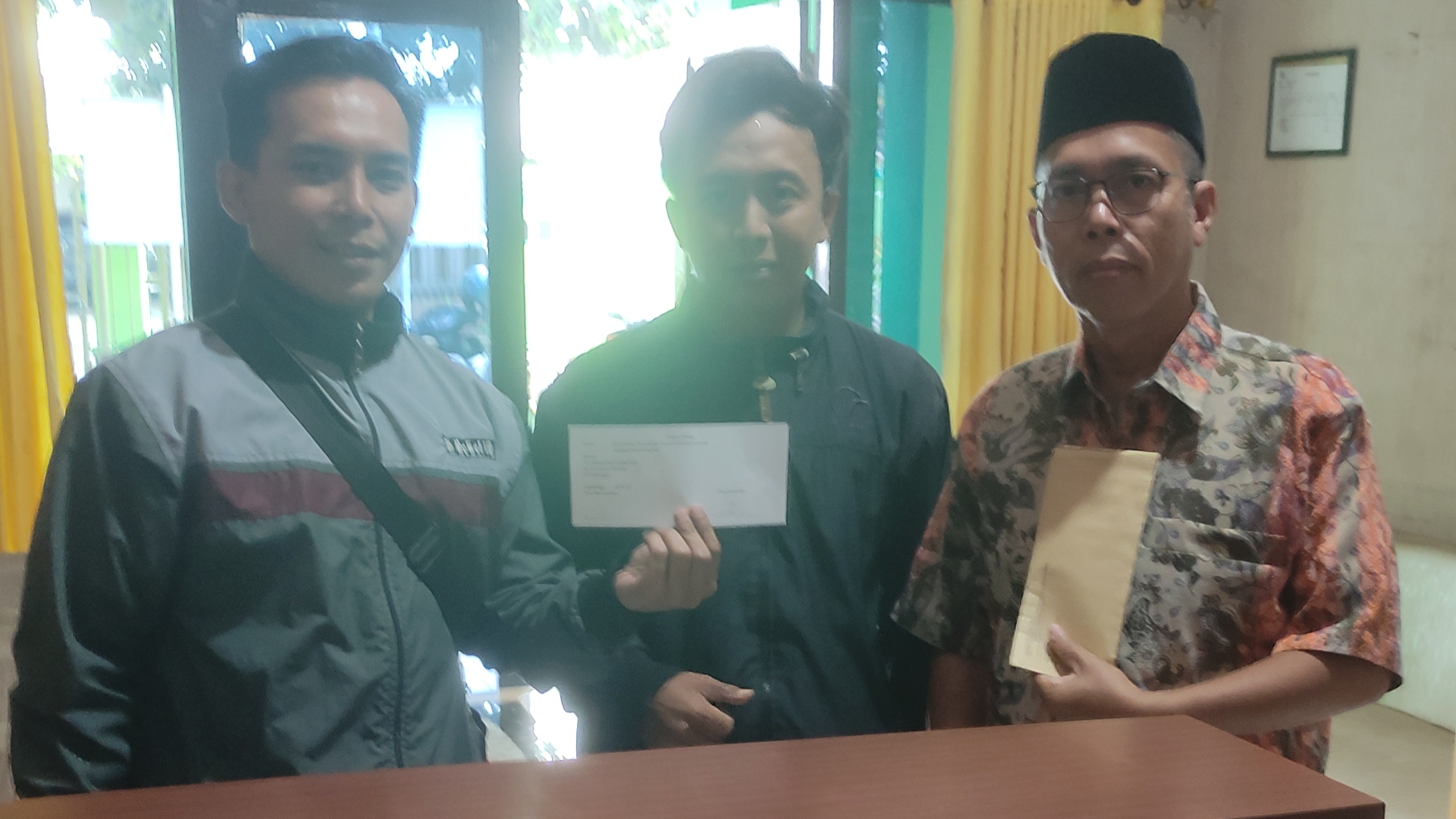 Lutfi Darmawan dan Budi Erwanto saat mendatangi Kantor Dinas Tenaga Kerja dan Transmigrasi (Disnaker) Kota Probolinggo, Senin (24/7/2023) siang. (Foto: Istimewa)