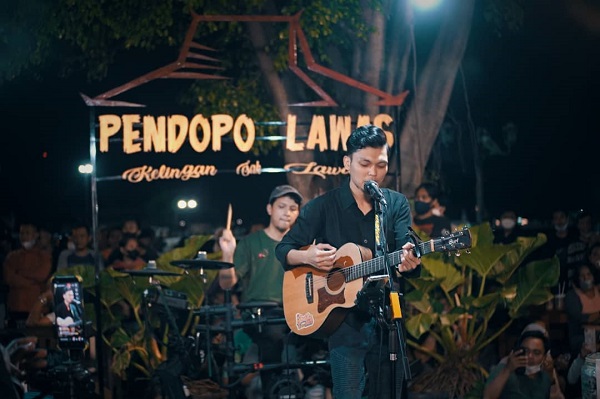 Live musik di Pendopo Lawas, Jl. Alun-Alun Utara, Panembahan, Kecamatan Kraton, Kota Yogyakarta, Daerah Istimewa Yogyakarta. (Foto: @sobatadlanirambe.official)