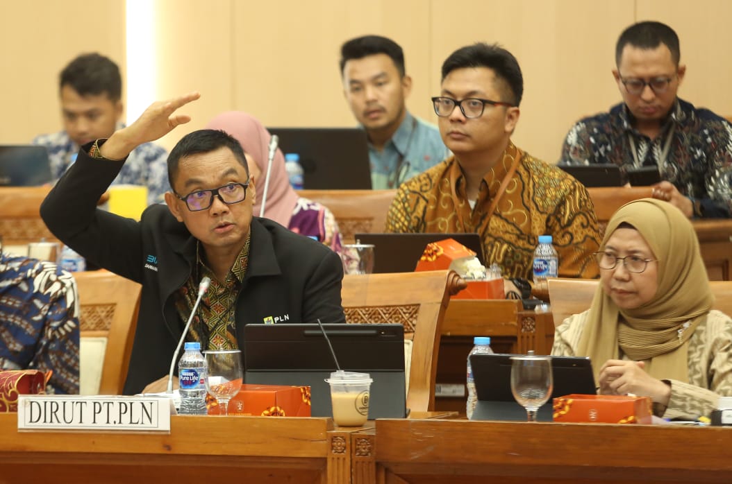 Direktur Utama PLN Darmawan Prasodjo (kiri) didampingi Direktur Niaga dan Retail PLN, Edi Srimulyanti (kanan) saat memaparkan upaya transisi energi yang dilakukan oleh PLN dalam Rapat Dengar Pendapat dengan Komisi VII DPR RI, di Jakarta, Rabu (5/7). (Foto: PLN)