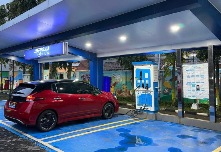 Kendaraan mobil listrik sedang melakukan pengisian daya di Stasiun Pengisian Kendaraan Listrik Umum (SPKLU). (Foto: PLN)