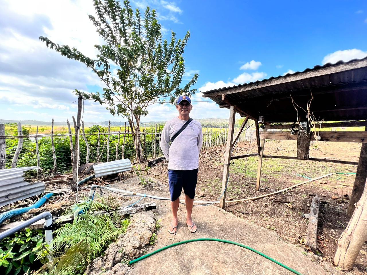 Senyum lebar Tomy, petani bawang asal Rote, Nusa Tenggara Timur yang merasakan manfaat peghematan biaya operasional  setelah terapkan program Electrifying Agriculture PLN dengan menggunakan pompa listrik dalam irigasi perkebunannya. (Foto: Istimewa)