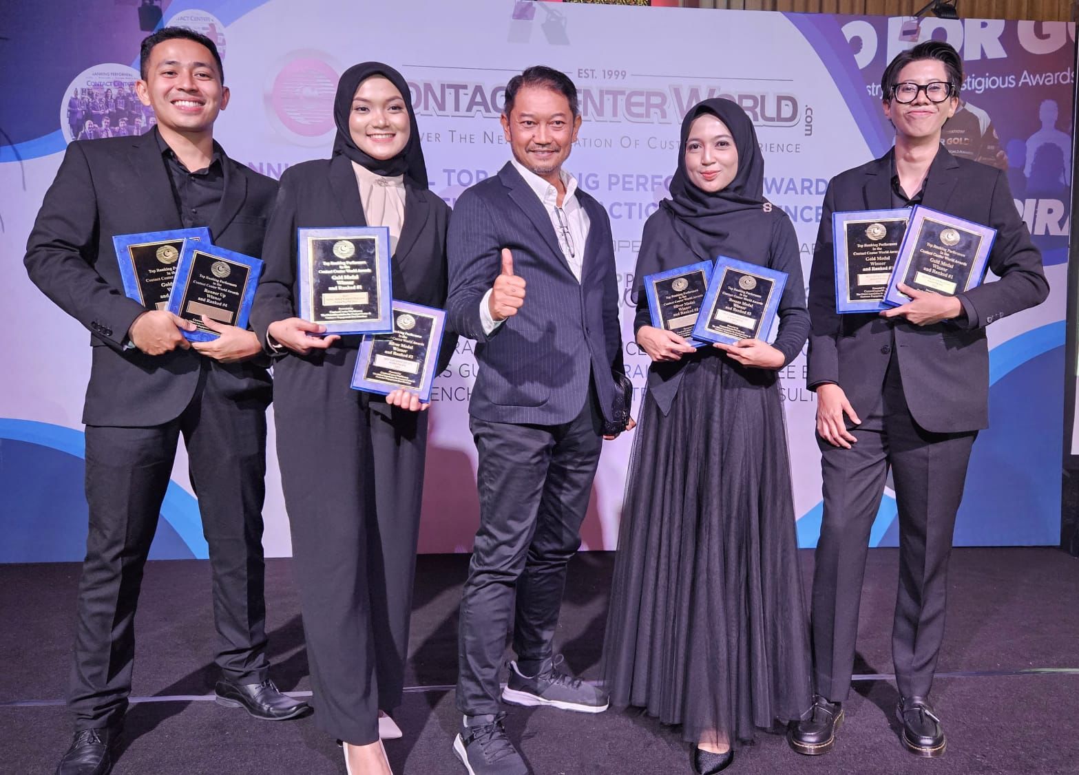 Contact Center PLN 123 berhasil meraih 8 penghargaan pada ajang GCCWA 2023 Asia Pacific. Kiri ke kanan : Jingga Wahyu Buana, Rizka Wahyuningsih, Tony Bellamy (Executive Vice President Penjualan, Pelayanan Pelanggan, dan Retail PLN), Tessa Kurnia Putri, dan Natassya Amalia Anza. (Foto: Istimewa)