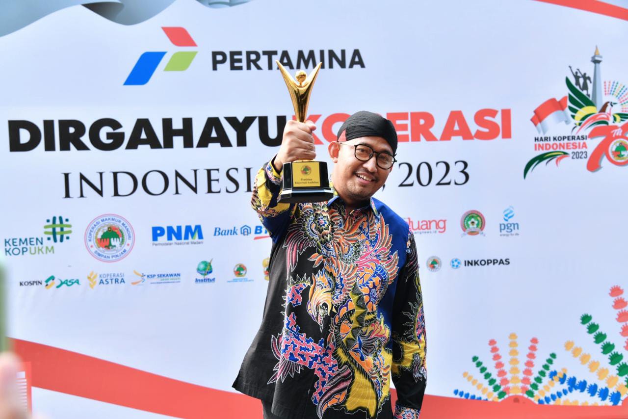 Dewan Koperasi Indonesia (Dekopin) memberikan penghargaan kepada Bupati Sumenep, Achmad Fauzi S.H., M.H. sebagai Pembina Koperasi Andalan. (Foto: Istimewa) 