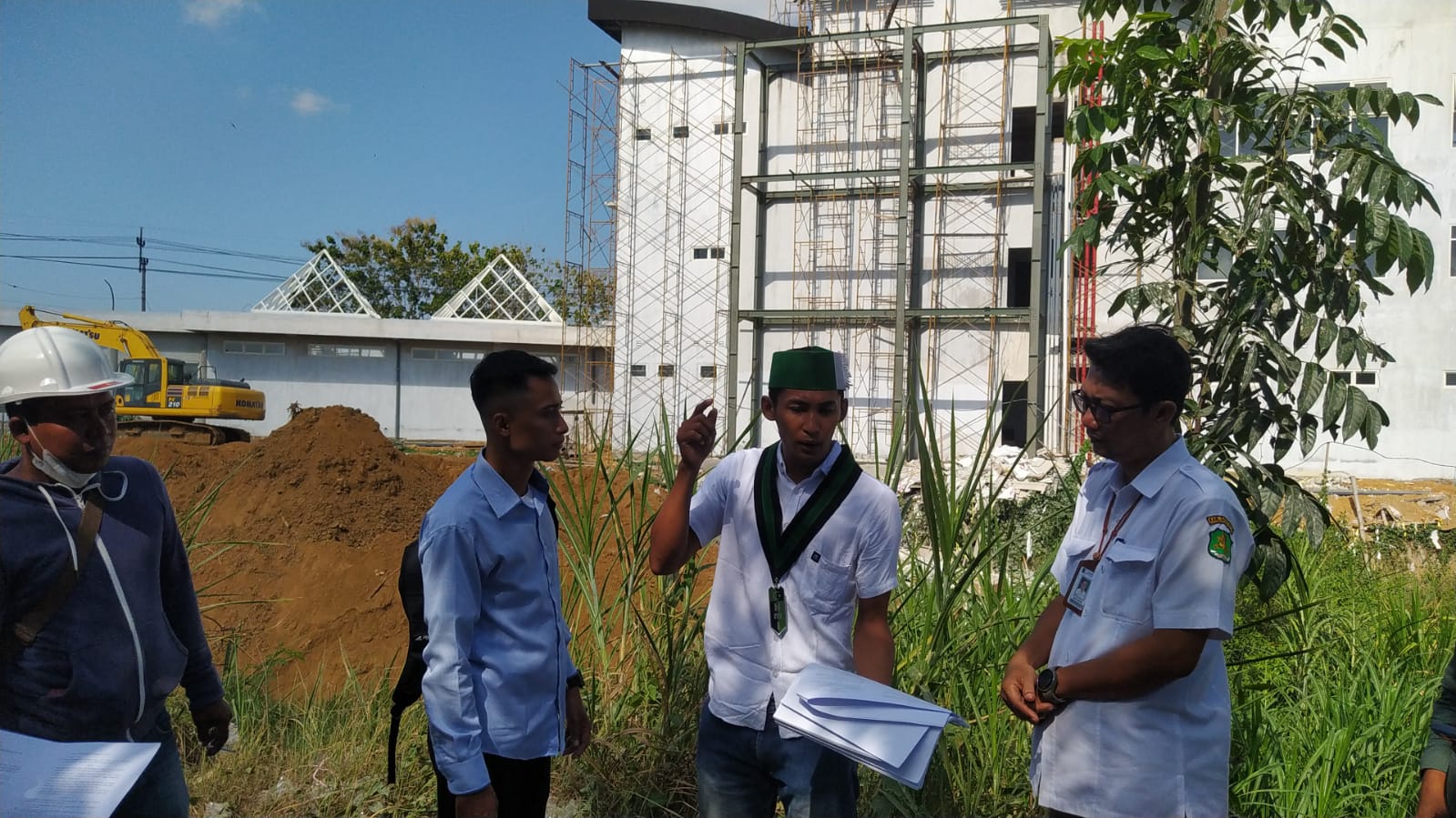 Pengurus HMI bersama Komisi III Dewan Perwakilan Rakyat Daerah (DPRD) Kabupaten Sumenep melakukan sidak ke lokasi proyek pembangunan rumah sakit Baghraf Health Clinic. (Foto: Serikat News)