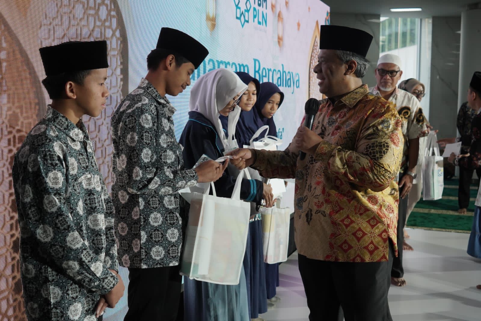 Dewan Pembina YBM PLN sekaligus Direktur Legal dan Human Capital PLN, Yusuf Didi Setiarto ketika memberikan semangat kepada 5 siswa siswi yatim berprestasi binaan YBM PLN. (Foto: Istimewa) 