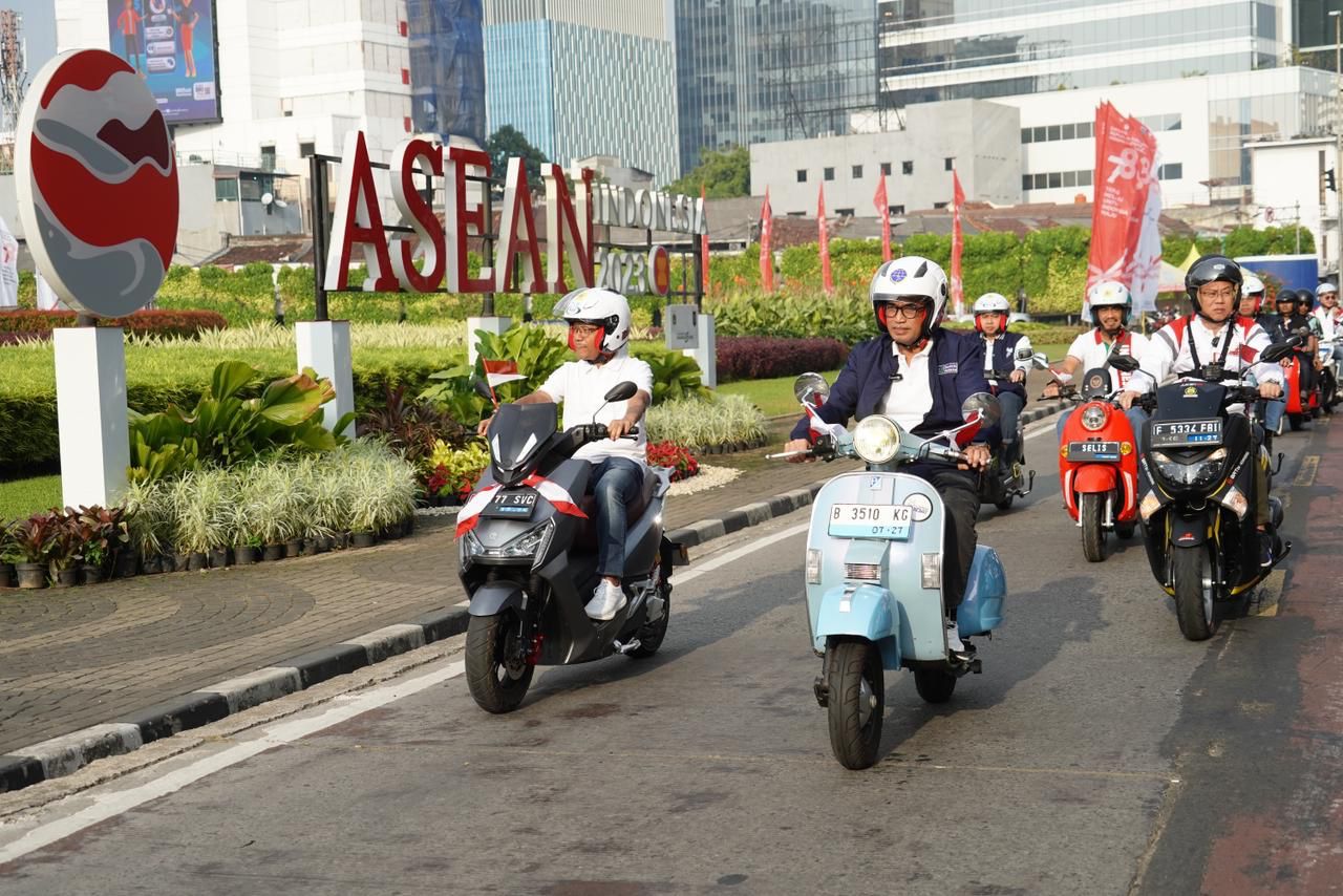 Konvoi motor listrik yang diselenggarakan oleh Aismoli bekerja sama dengan PLN merupakan bentuk sosialisasi kepada masyarakat untuk meningkatkan penggunaan kendaraan listrik dan menekan angka polusi. (Foto: Istimewa) 