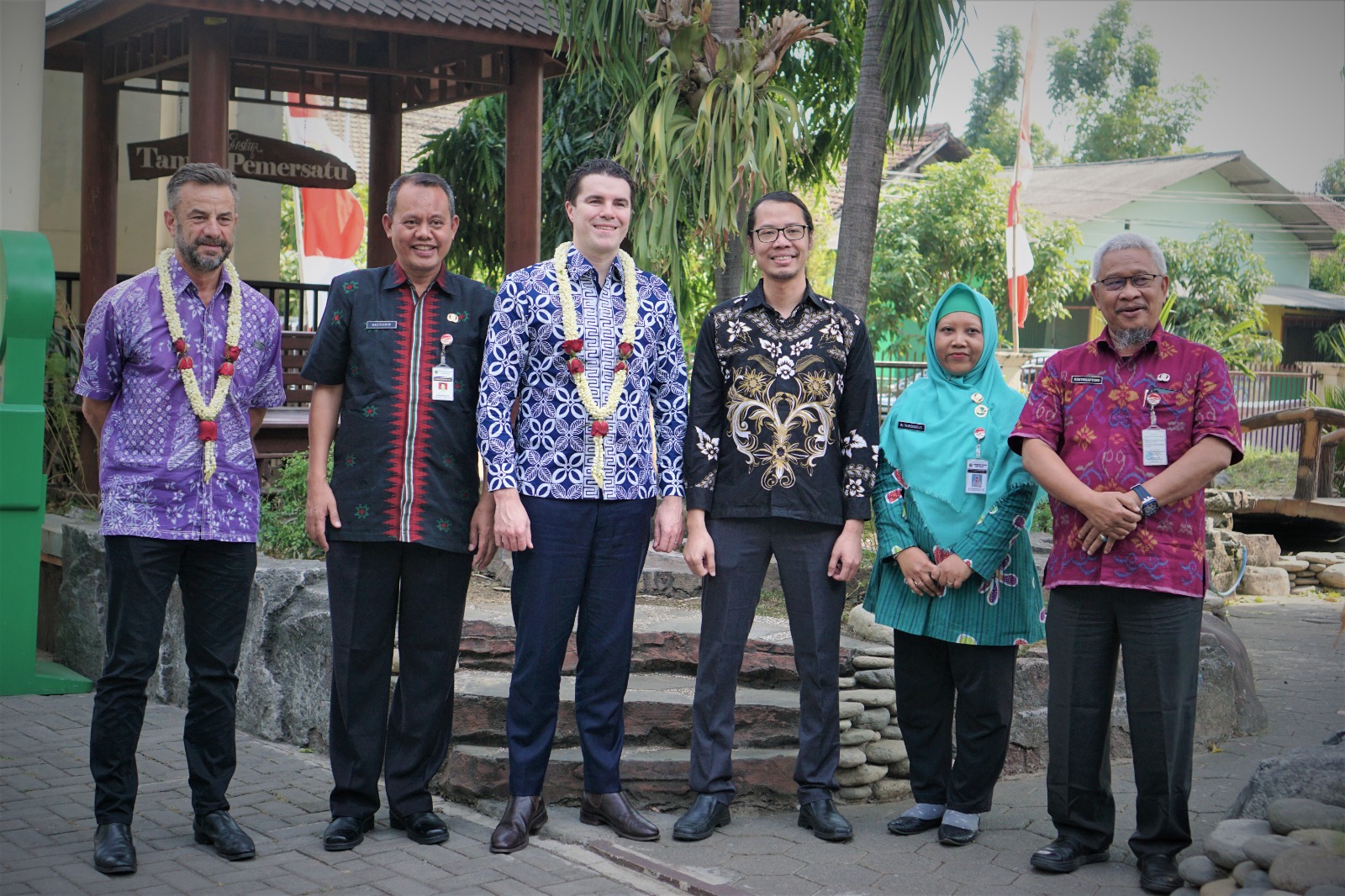 Wakil Duta Besar Indonesia untuk Indonesia, Steve Scott, Kepala Kesbangpol Jawa Tengah, Haerudin, Wakil Menteri Luar Negeri Australia Tim Watts MP, Direktur Eksekutif Wahid Foundation, Mujtaba Hamdi, Kepala Sekolah SMAN 11 Semarang, Tri Widiyastuti, dan Kepala Bidang Pembinaan SMA Disdikbud Jateng, Kustrisaptono. (Foto: Istimewa)
