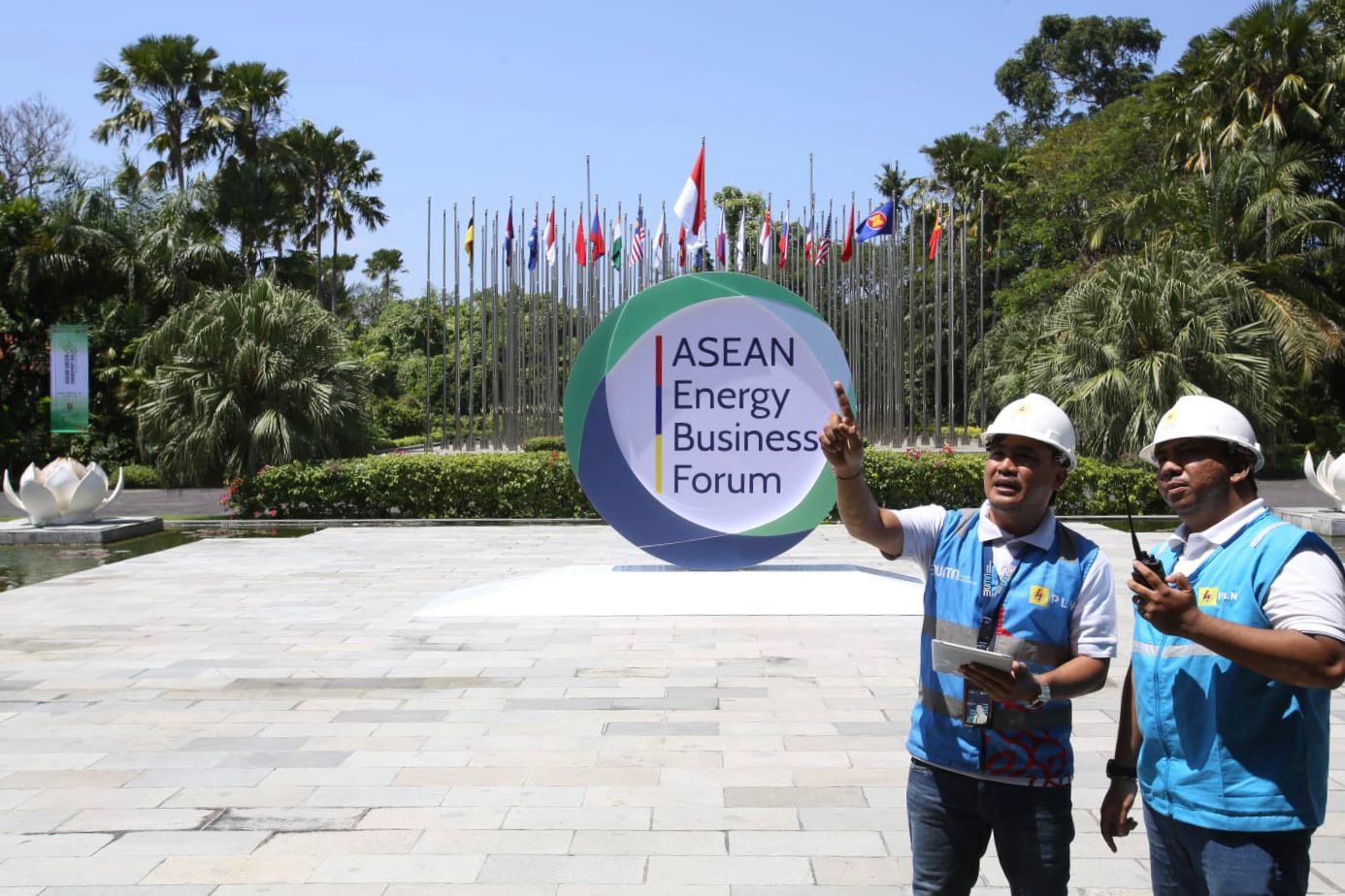 Petugas PLN bersiaga 24 jam di lokasi acara Bali Nusa Dua Convention Center (BNDCC) untuk memastikan keandalan dan keamanan pasokan listrik. (Foto: PLN) 