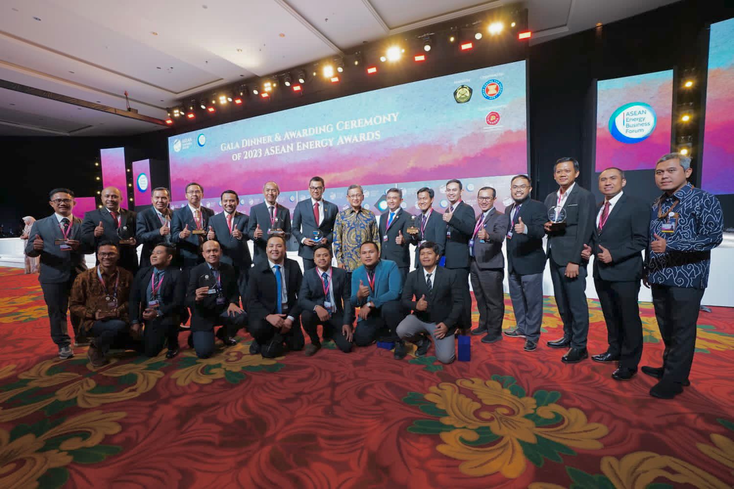 Menteri ESDM Arifin Tasrif bersama Direktur Utama PLN Darmawan Prasodjo, Direktur Utama PLN Indonesia Power Edwin Nugraha Putra dan para pemenang dari PLN Grup pada ASEAN Energy Award 2023 yang merupakan salah satu rangkaian agenda ASEAN Ministers Energy on Meeting (AMEM) ke-41 di Bali. (Foto: Istimewa) 