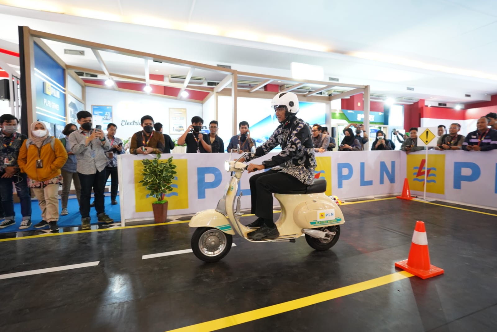 Direktur Utama PLN Darmawan Prasodjo menjajal skuter listrik hasil konversi pada acara Indonesia International Motor Show, di Jakarta. (Foto: Istimewa) 