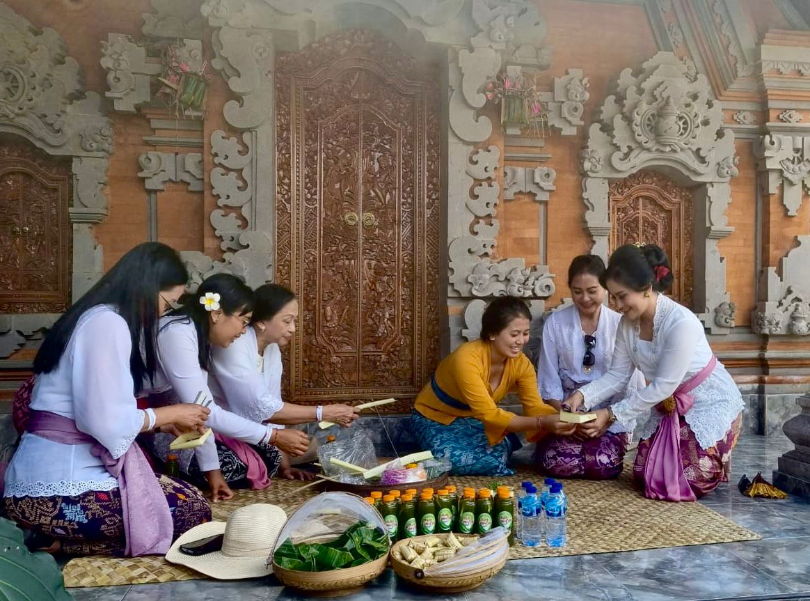 Para peserta Spouse Program saat membuat Canang yang merupakan salah satu bentuk kebudayaan masyarakat Bali. (Foto: Istimewa) 