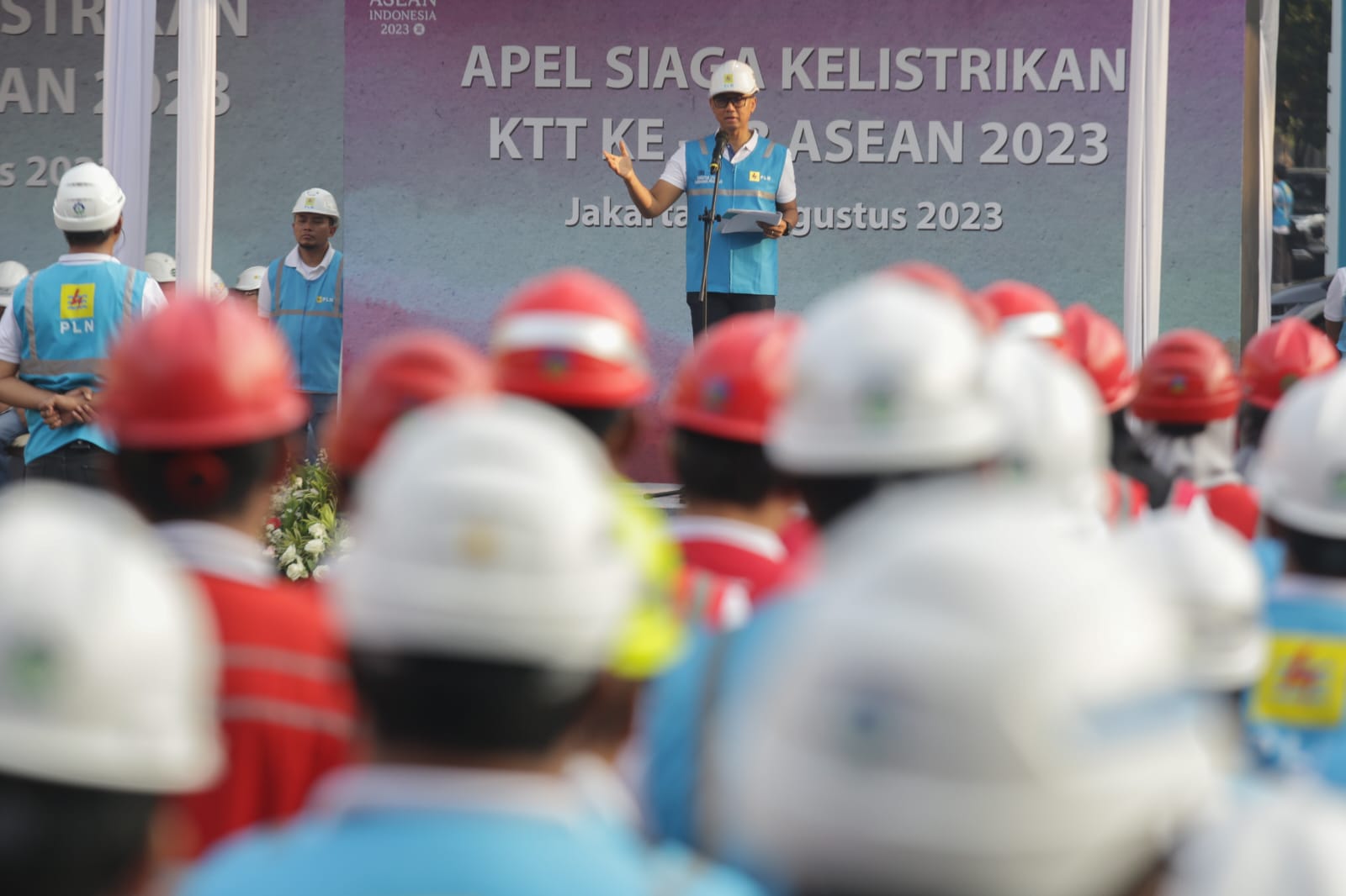 Direktur Utama PLN, Darmawan Prasodjo saat memberikan arahan kepada personel PLN saat Apel Siaga Kelistrikan KTT Ke-43 ASEAN di Jakarta, Kamis (31/8). (Foto: Istimewa) 
