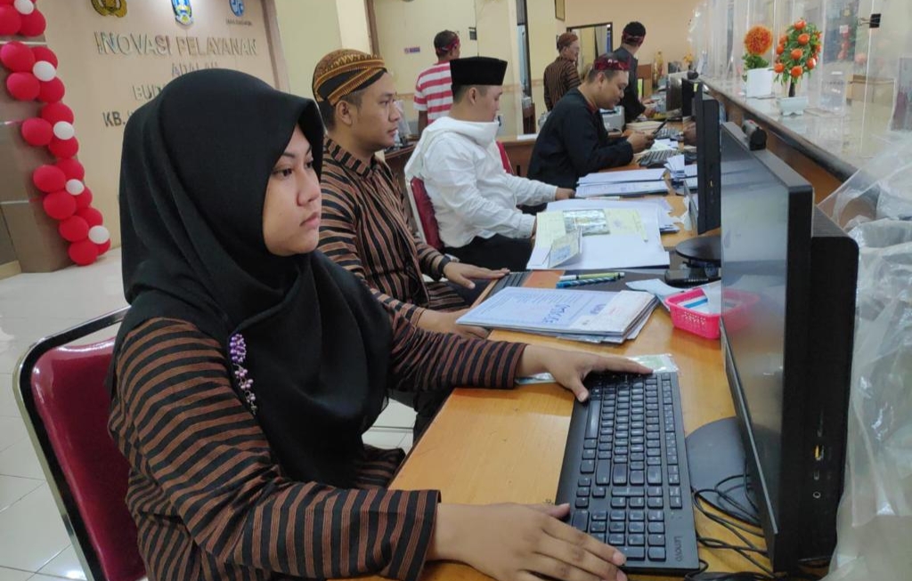 Menyambut HUT ke-78 RI, pegawai Samsat Kraksaan Kabupaten Probolinggo secara kompak mengenakan pakaian adat mulai Selasa (15/8/2023) hingga hari kemerdekaan Republik Indonesia pada 17 Agustus 2023. (Foto: Istimewa) 